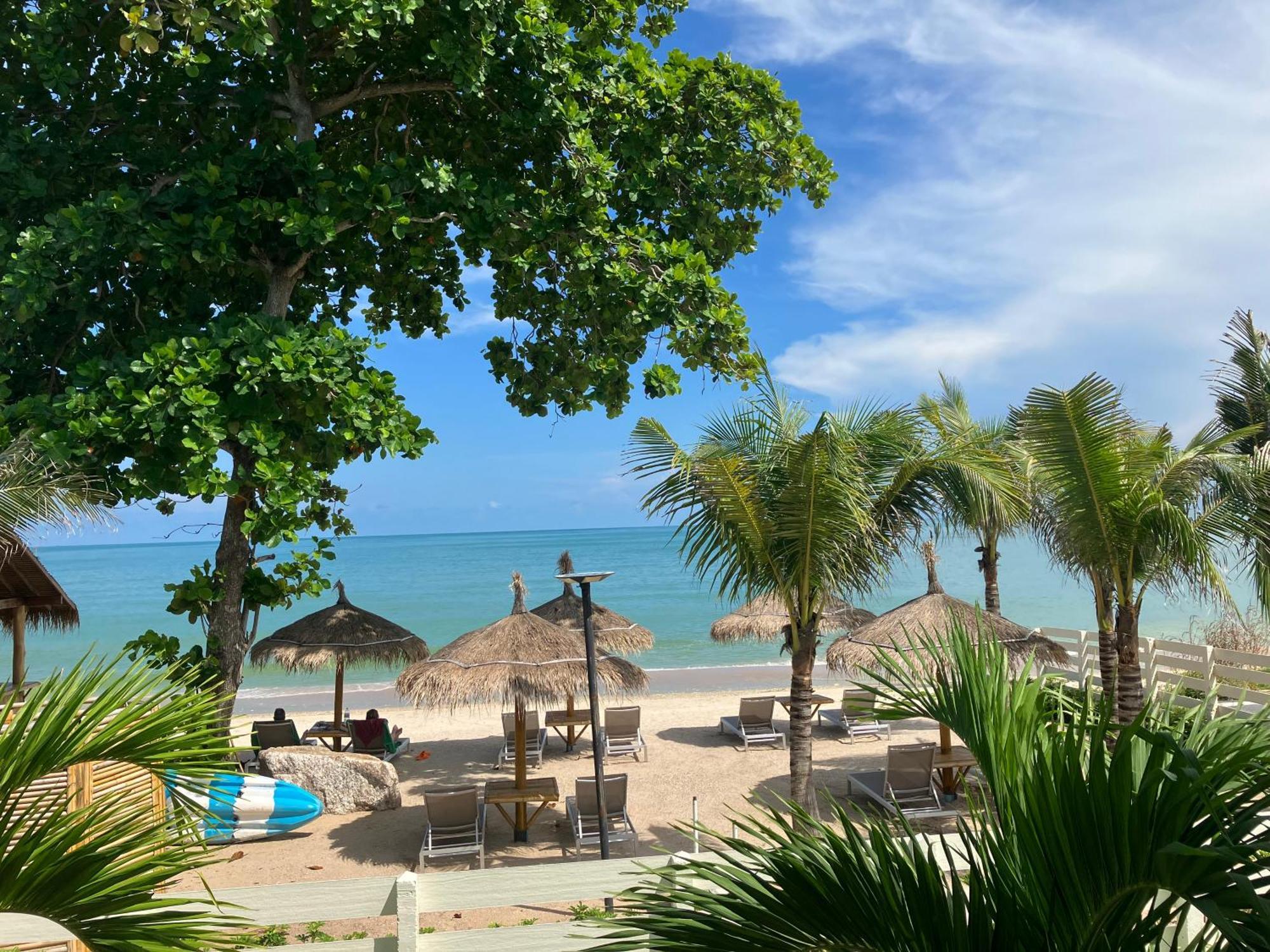 Le Petit Saint Tropez Hotel Khanom Ngoại thất bức ảnh
