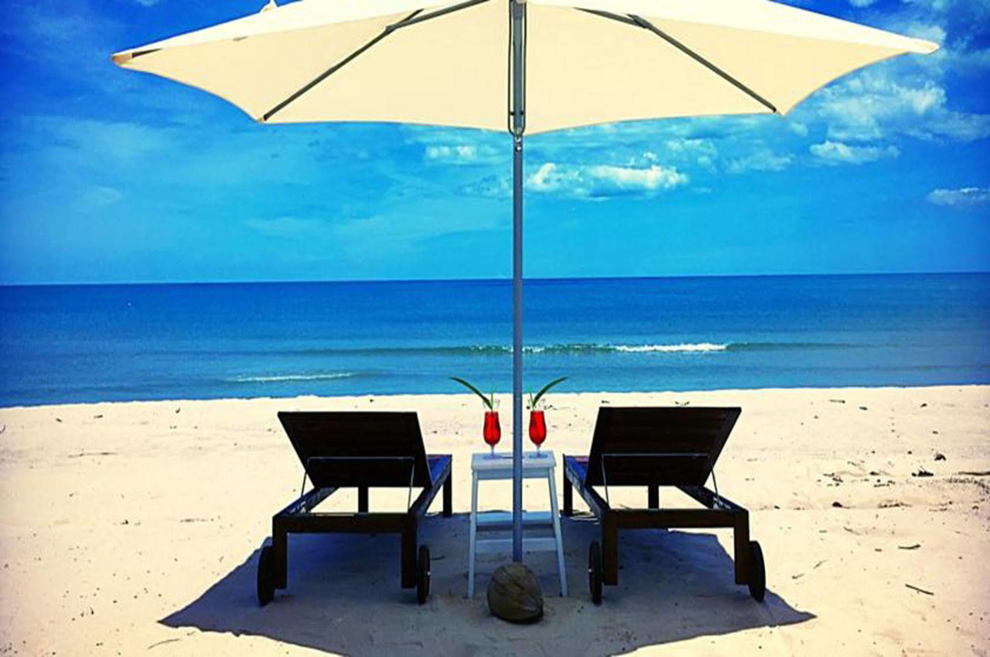 Le Petit Saint Tropez Hotel Khanom Ngoại thất bức ảnh